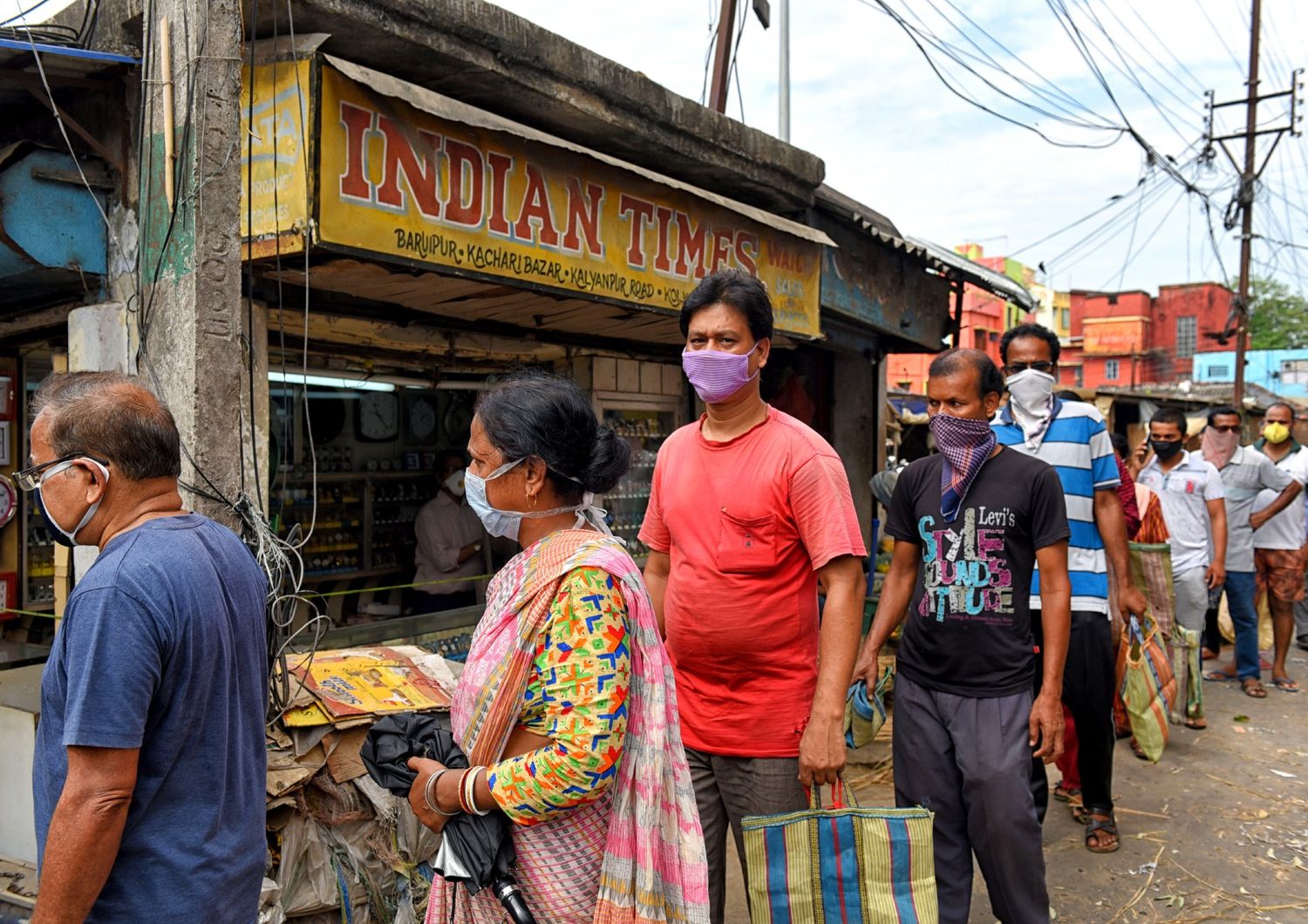 Persone in fila in India per la misurazione della temperatura&nbsp;