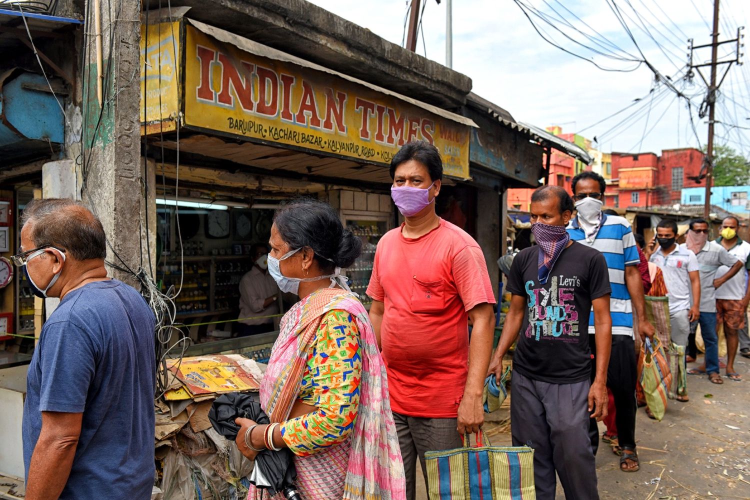 Persone in fila in India per la misurazione della temperatura&nbsp;
