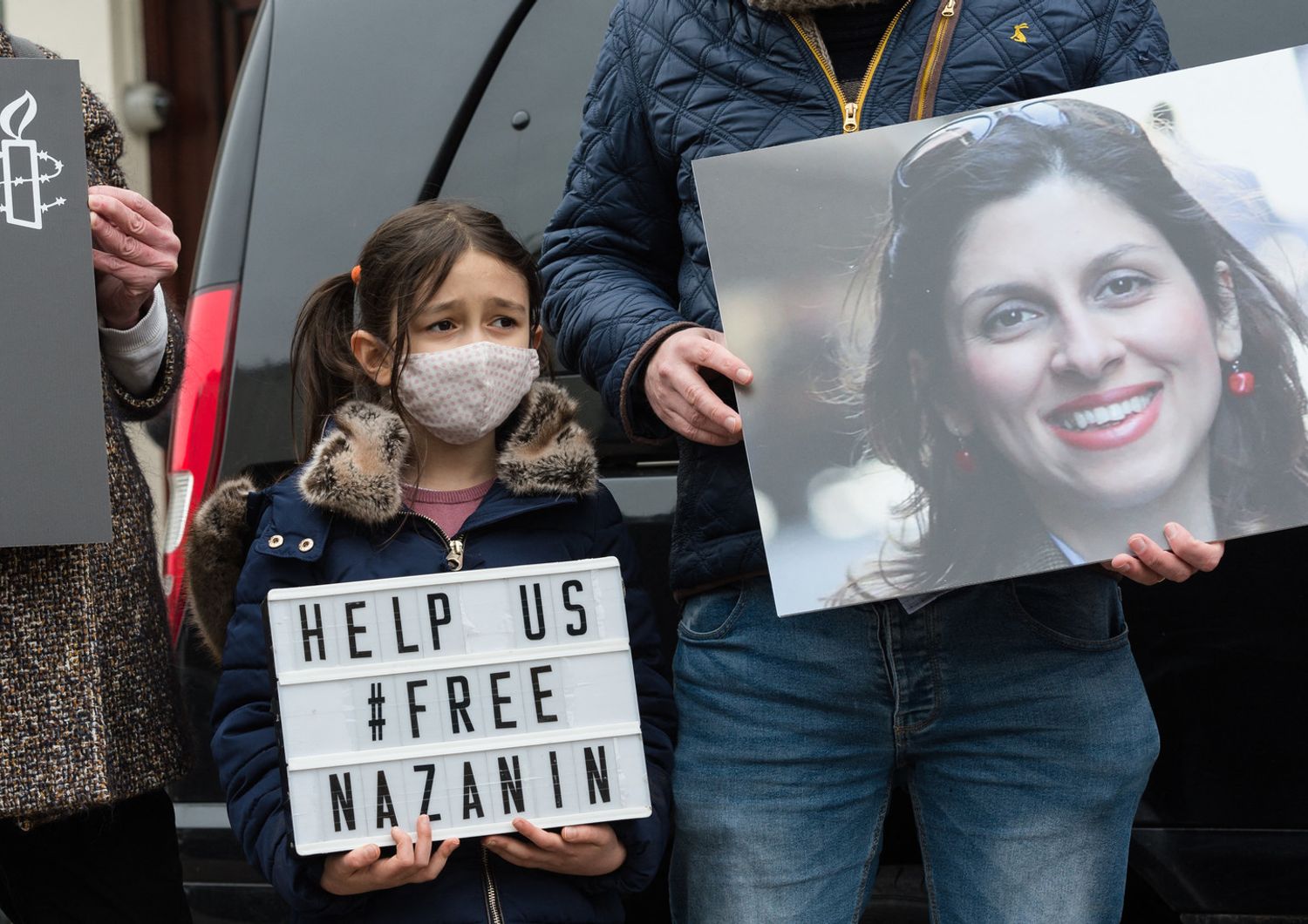 Gabrielle, figlia di Nazanin, a una manifestazione per la liberazione della madre