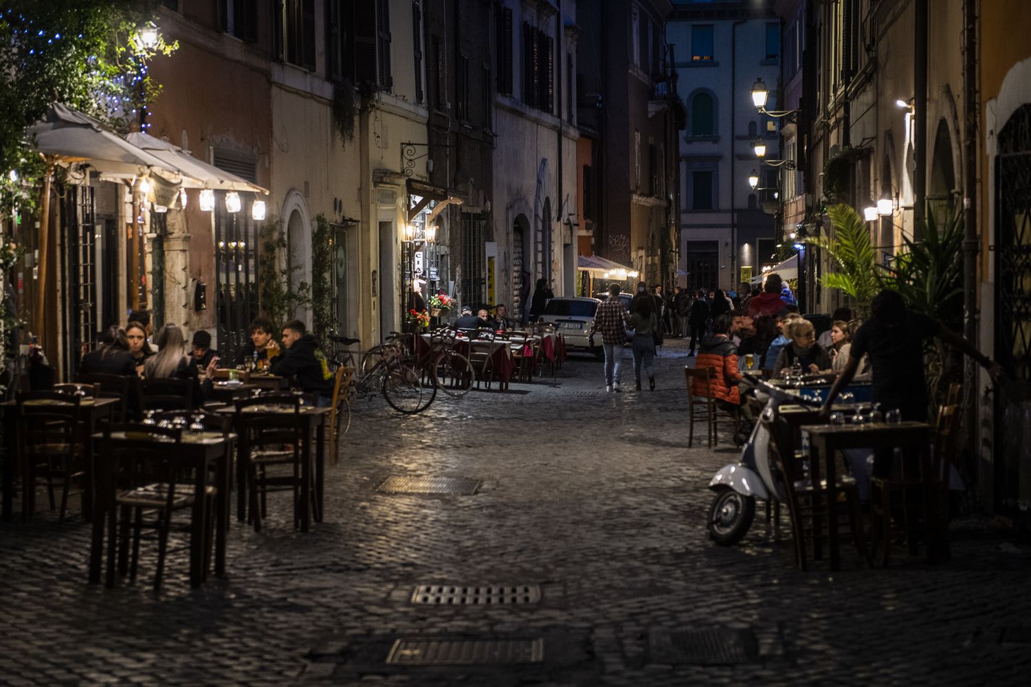 Roma, prime riaperture in zona gialla