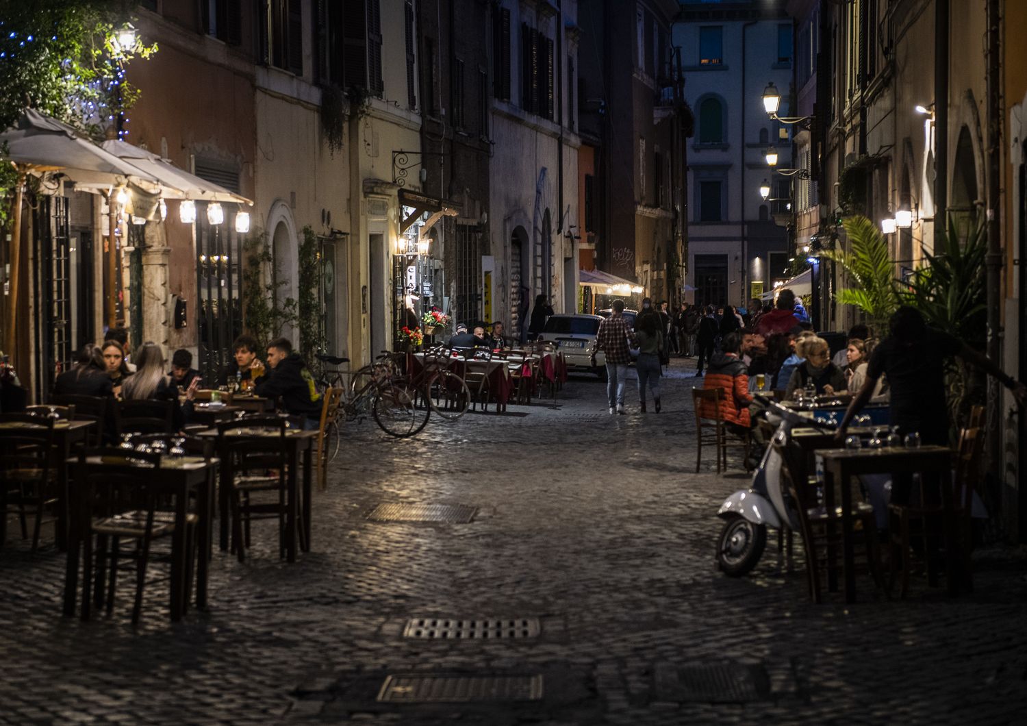 Roma, prime riaperture in zona gialla