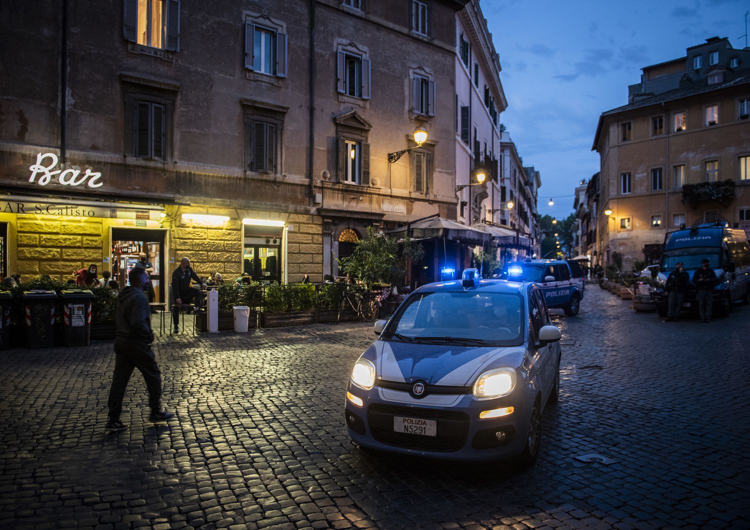 Roma, prime riaperture in zona gialla