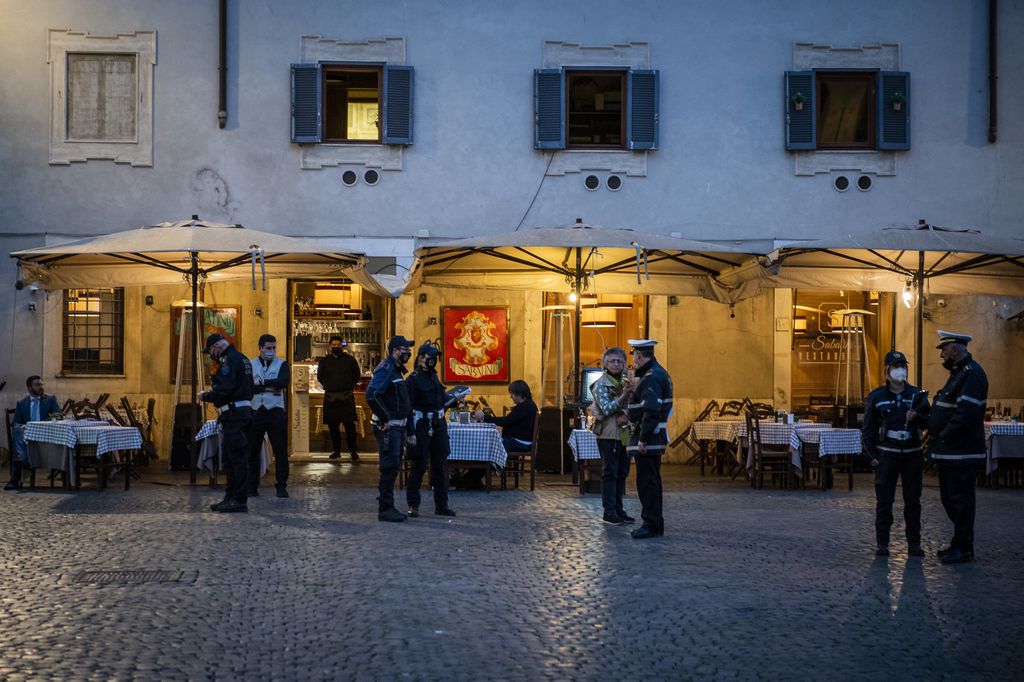 Roma, prime riaperture in zona gialla