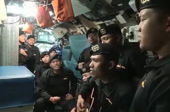 I marinai indonesiani del sottomarino affondato