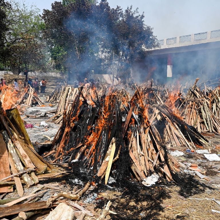 india incubo covid manca legna pire morti in strada