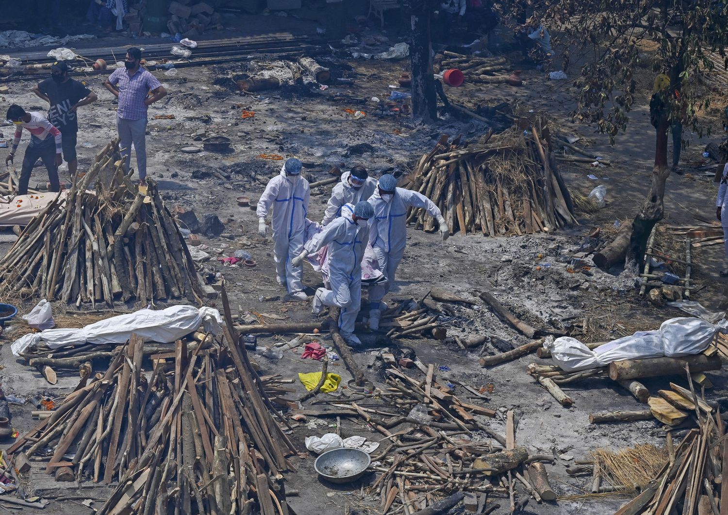 India: cadaveri di vittime del Covid vengono deposti sulle pire per essere cremati
