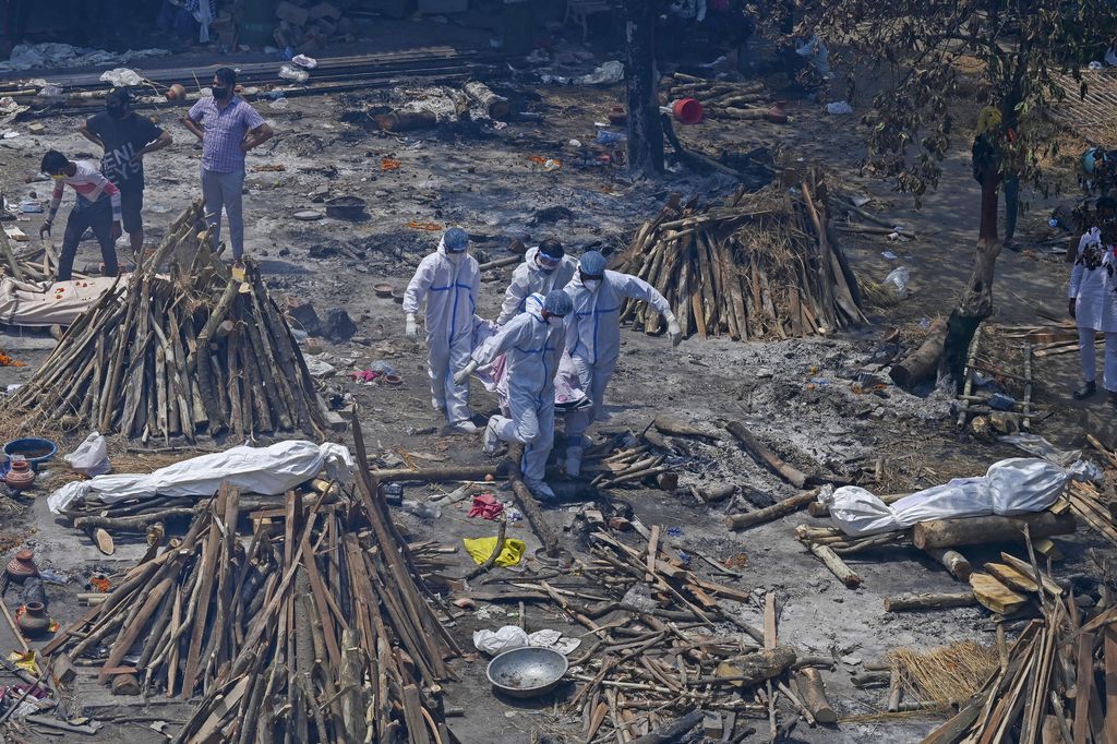 India: cadaveri di vittime del Covid vengono deposti sulle pire per essere cremati