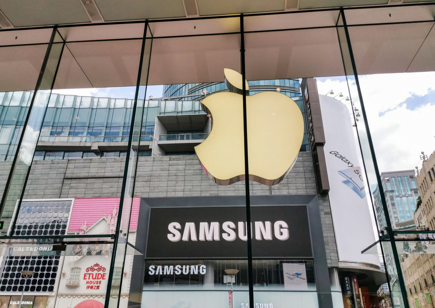 La vetrina del flagship store di fronte a quella dell'Apple store a Shanghai