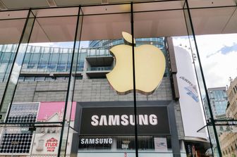 La vetrina del flagship store di fronte a quella dell'Apple store a Shanghai