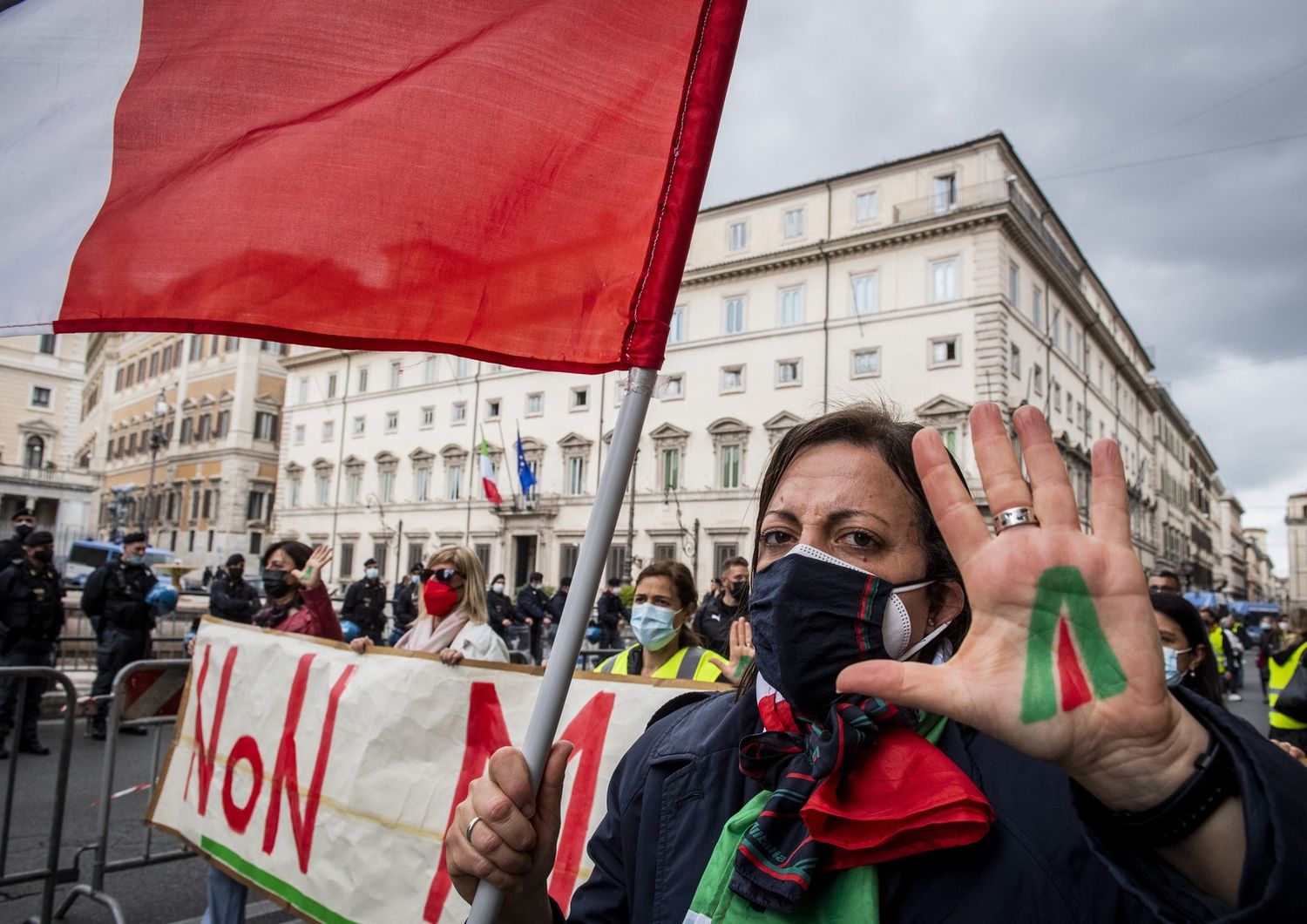 Manifestazione dei lavoratori della compagnia di bandiera Alitalia. Nella foto il corteo arriva sotto Palazzo Chigi&nbsp;