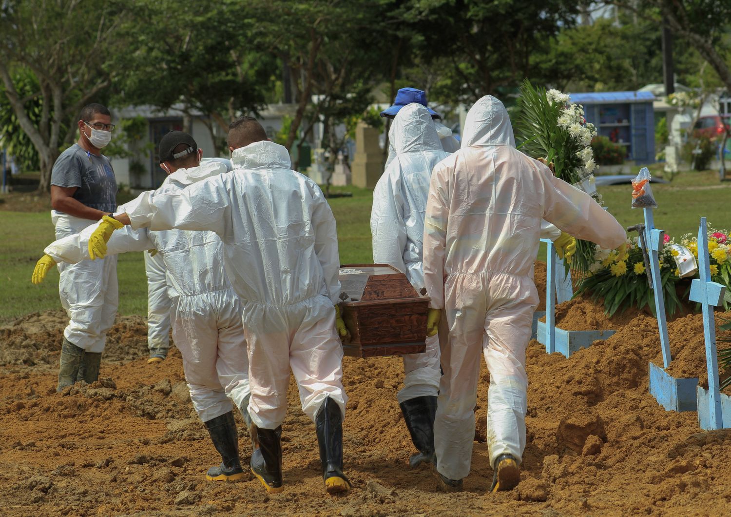 Sepoltura di vittime del Covid 19 nel cimitero di Manaus in Brasile&nbsp;
