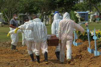 Sepoltura di vittime del Covid 19 nel cimitero di Manaus in Brasile&nbsp;