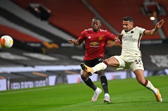 Manchester United-Roma, contrasto tra il brasiliano giallorosso Bruno Peres e Aaron Wan-Bissaka