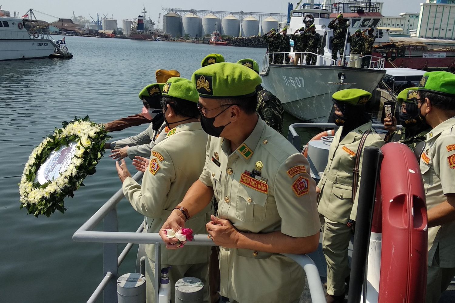 Commemorazione per i marinai morti all'interno del sottomarino affondato in indonesia