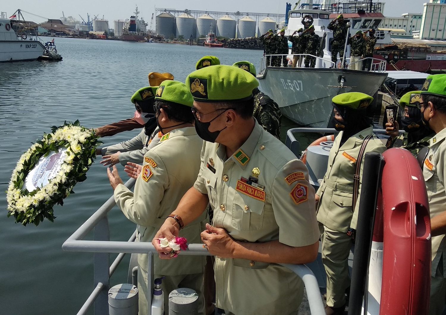 Commemorazione per i marinai morti all'interno del sottomarino affondato in indonesia