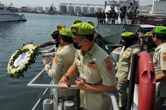 Commemorazione per i marinai morti all'interno del sottomarino affondato in indonesia