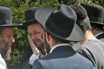 Ultraortodossi al funerale di una delle vittime del disastro in Israele