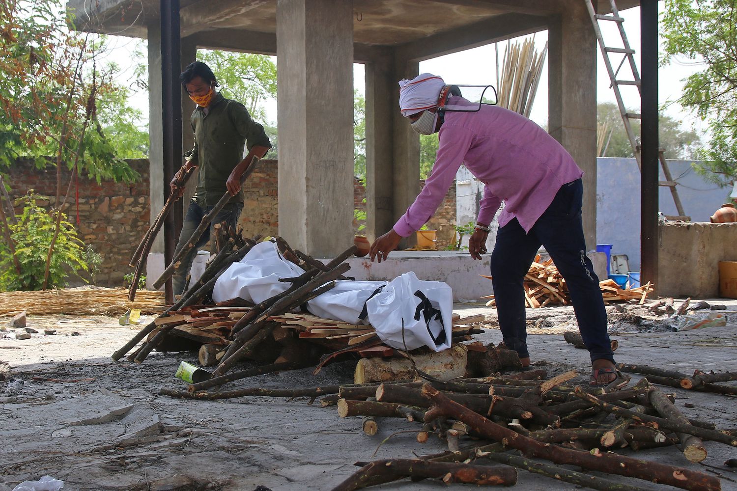 India, la cremazione improvvisata di una vittima del Covid