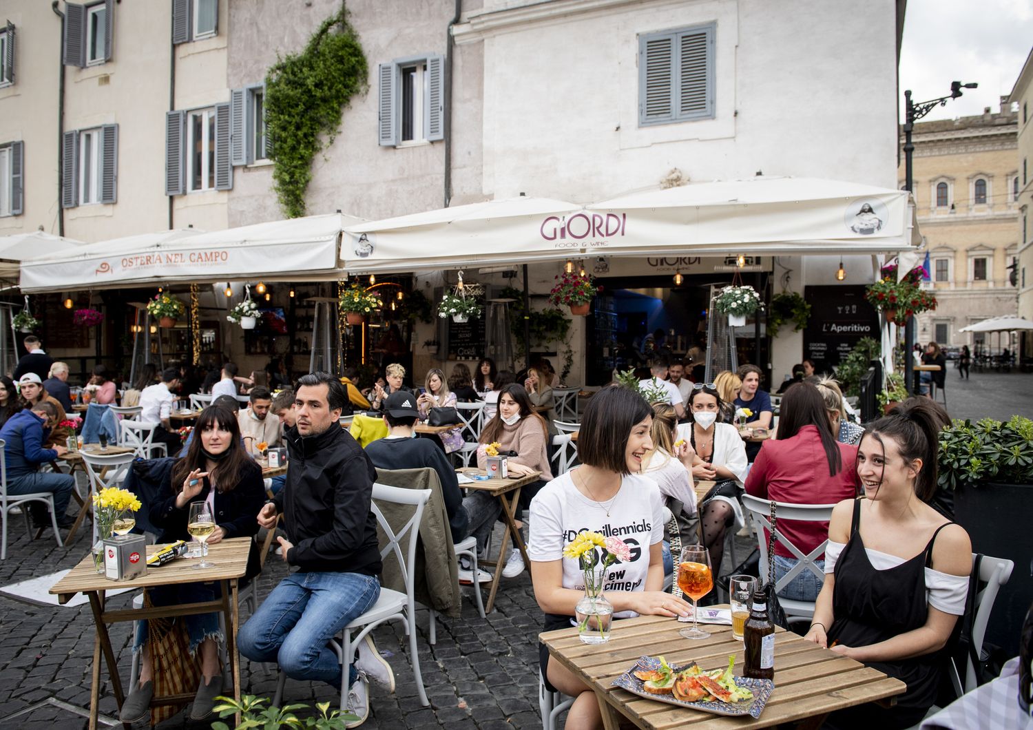 Il ritorno dei tavolini all'aperto a Campo de Fiori
