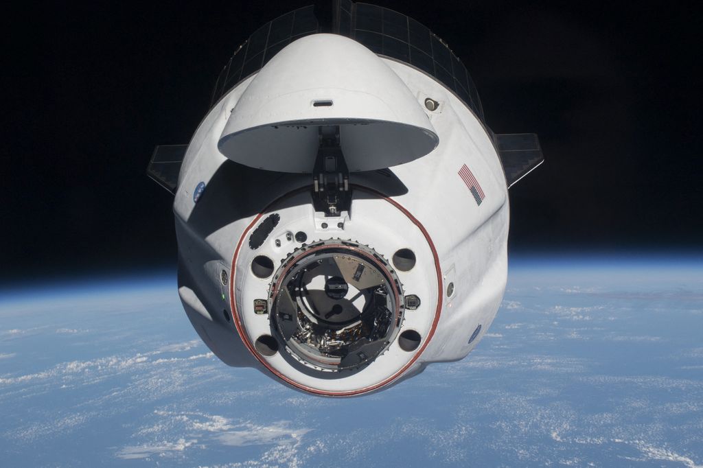 La navetta Crew Dragon al momento dell'aggancio con la Stazione spaziale internazionale