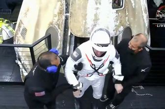 L'astronauta della Nasa Michael Hopkins appena uscito dalla navetta Crew Dragon