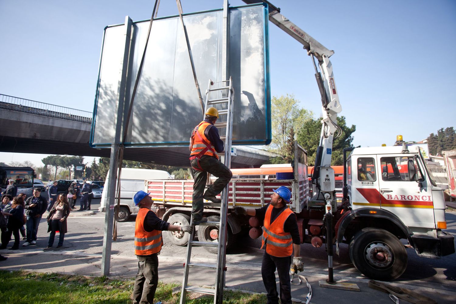 Cartellonistica stradale, pubblicit&agrave; esterna&nbsp;