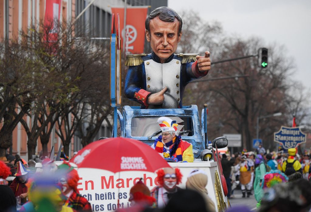 Un fantoccio di Macron vestito da Napoleone al carnevale di Mainz, in Germania