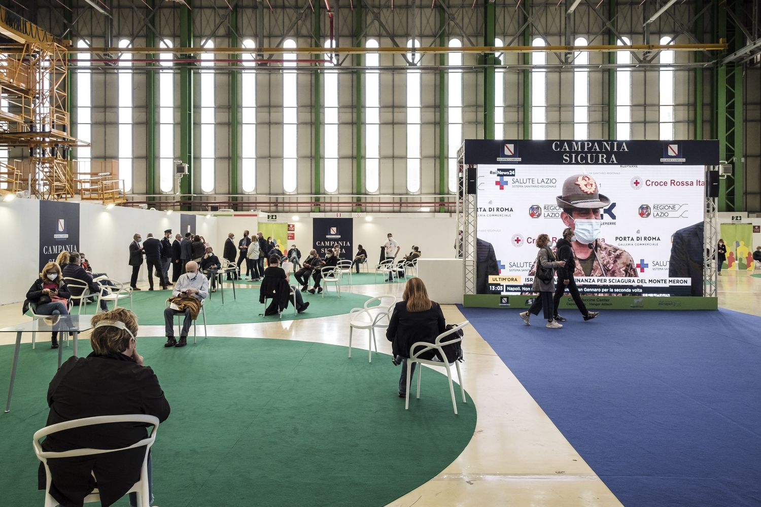 Il centro vaccini all'aeroporto di Napoli