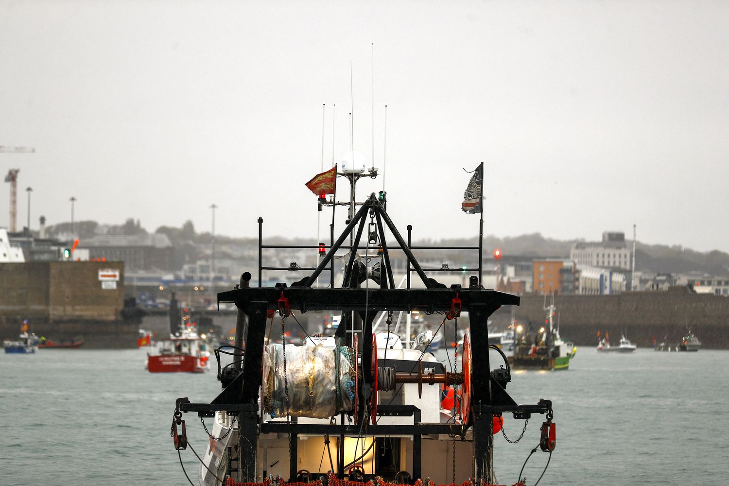 Pescherecci francesi al largo dell'isola di Jersey