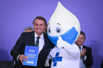Il presidente brasiliano, Bolsonaro, con la mascotte scelta per la campagna vaccinale anti Covid nel Paese