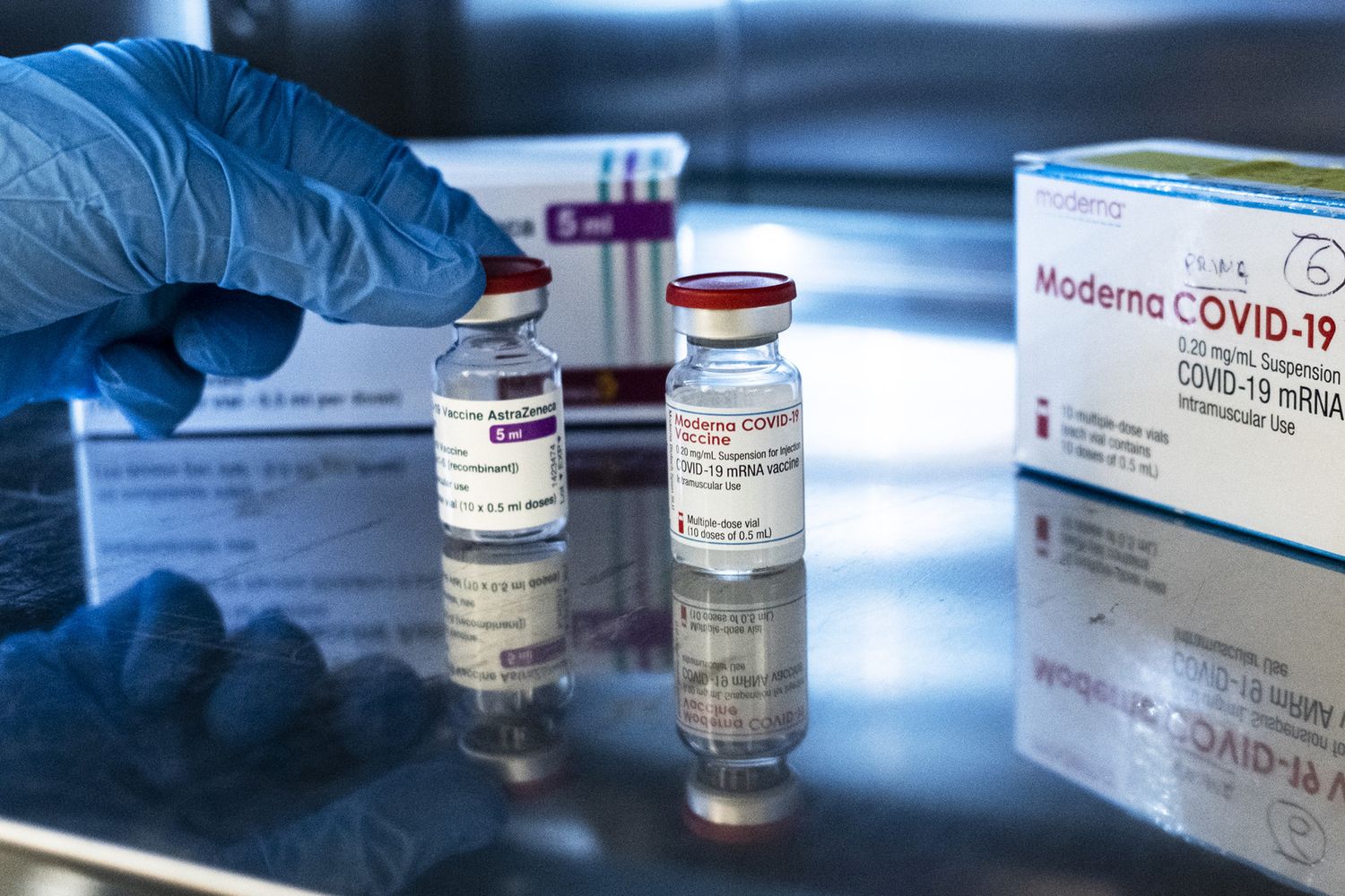 Vaccini anti Covid, Moderna e AstraZeneca