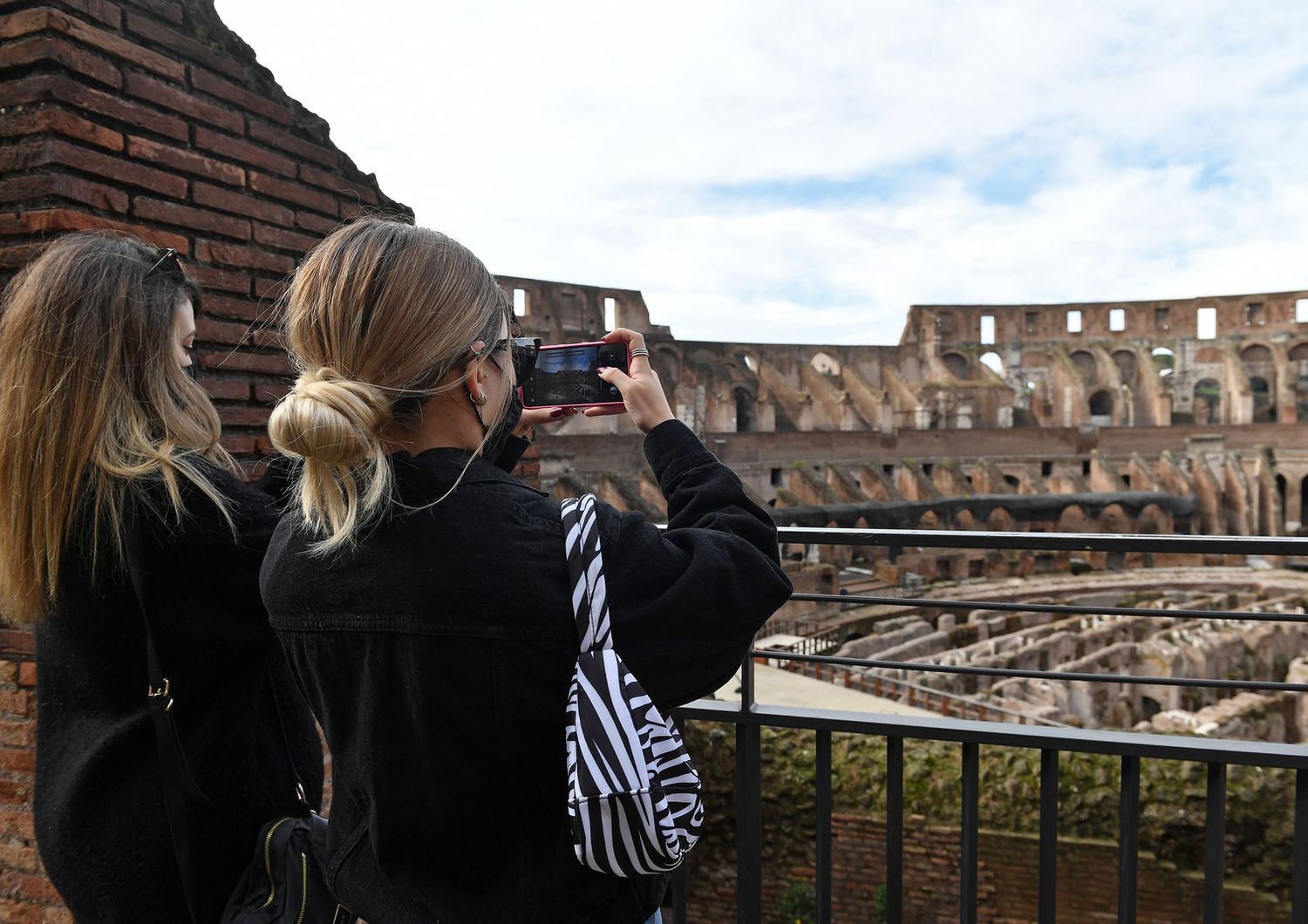 Il Parco Archeologico del Colosseo riapre al pubblico dopo il lockdown durato 87 giorni per la pandemia Covid-19. Nella foto i primi turisti