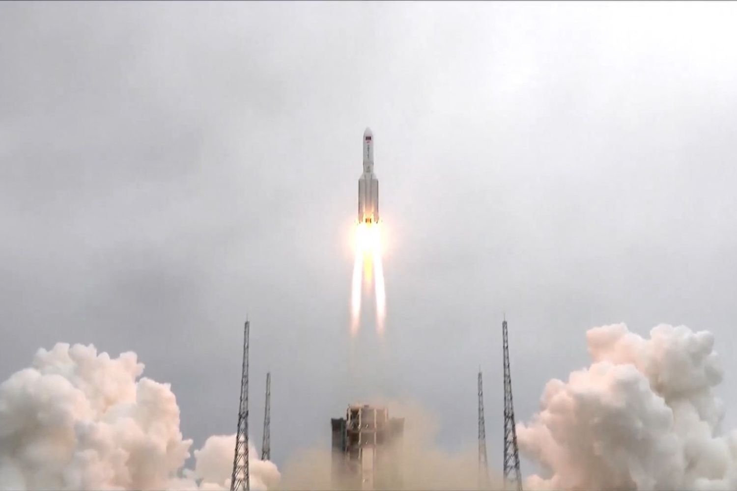 Il lancio del razzo cinese 'Lunga Marcia' 5B