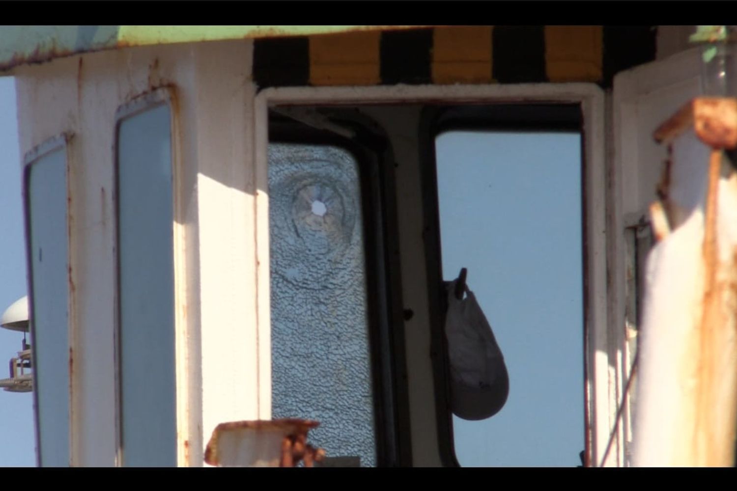 Un lunotto del peschereccio 'Aliseo' raggiunto da un colpo sparato dalla guardia costiera libica