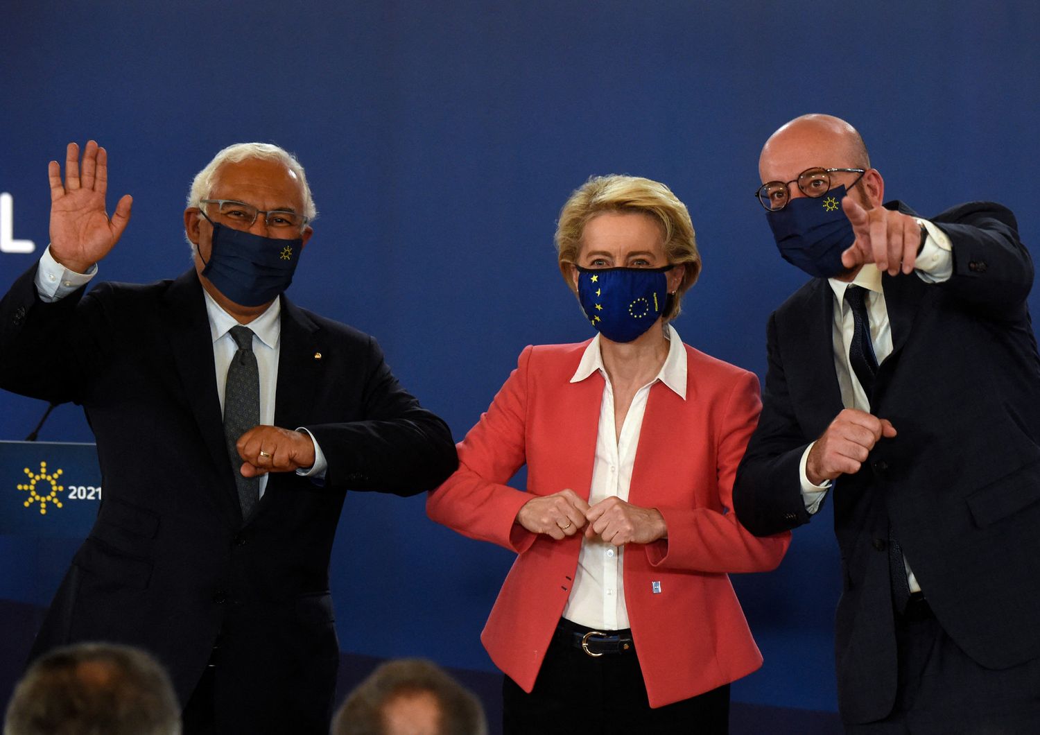 Il premier portoghese, Antonio Costa; la presidente della Commissione, Ursula von der Leyen e il presidente del Consiglio europeo, Charles Michel&nbsp;