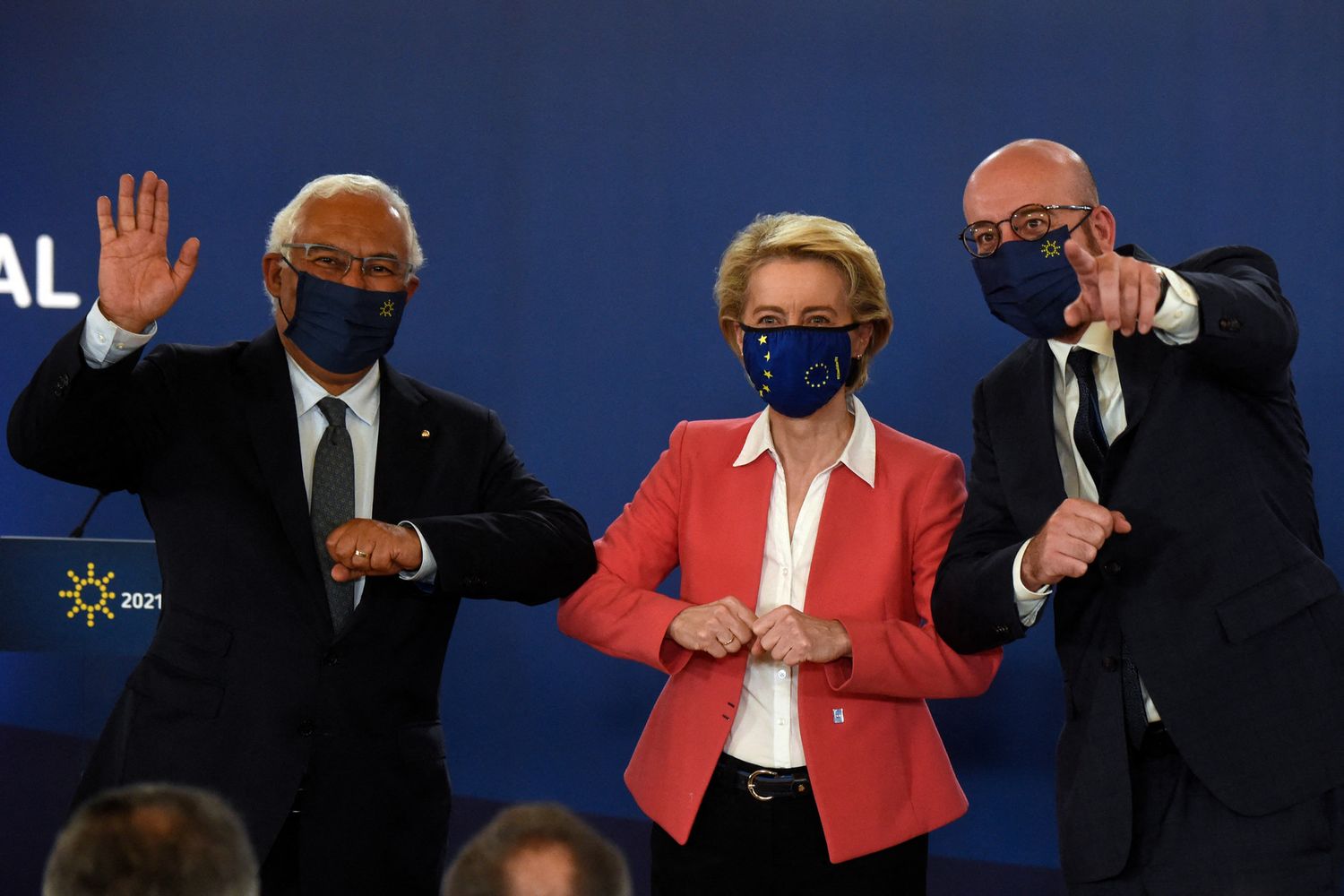Il premier portoghese, Antonio Costa; la presidente della Commissione, Ursula von der Leyen e il presidente del Consiglio europeo, Charles Michel&nbsp;