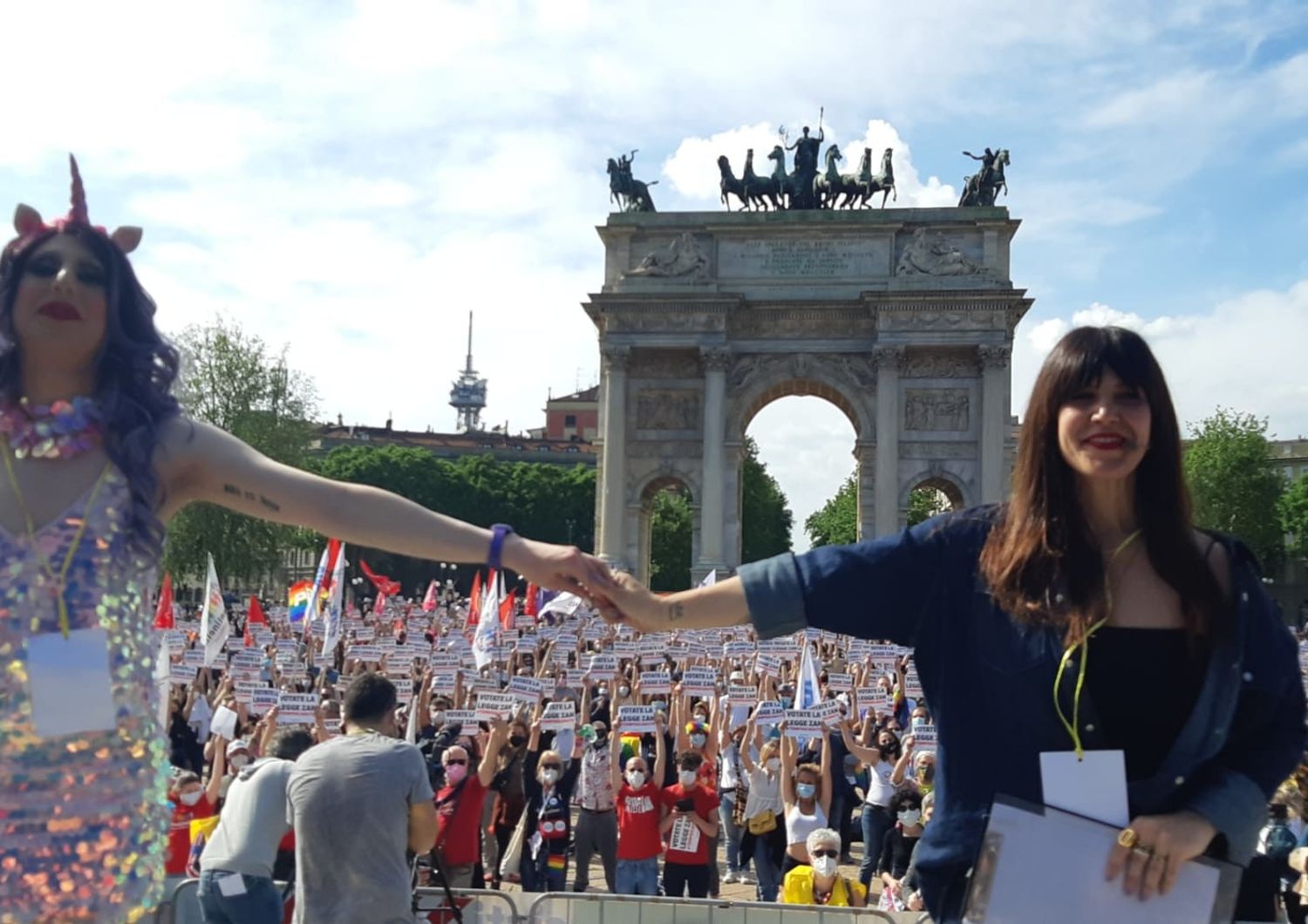 migliaia piazza Milano sostegno ddl zan