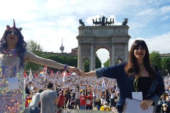 migliaia piazza Milano sostegno ddl zan