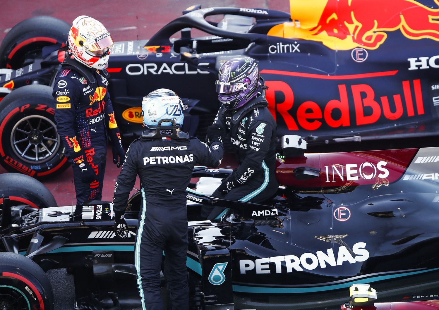 Verstappen e Bottas si congratulano con Lewis Hamilton per la Pole Position numero 100 in carriera