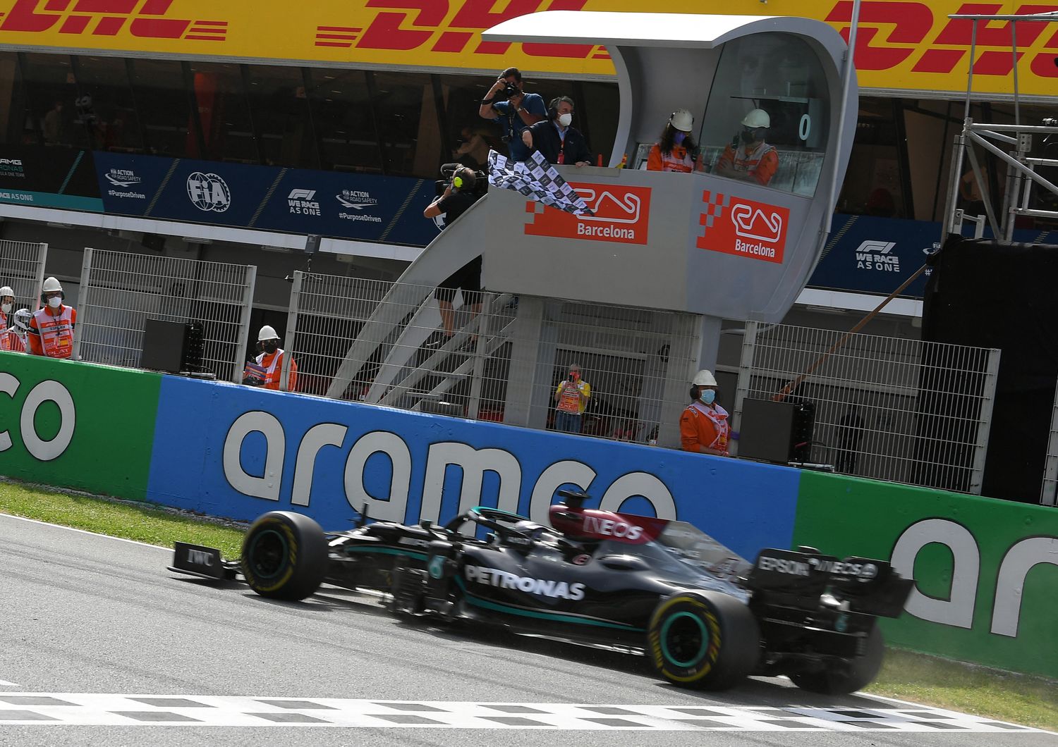 Lewis Hamilton taglia il traguardo al Gran Premio di Spagna