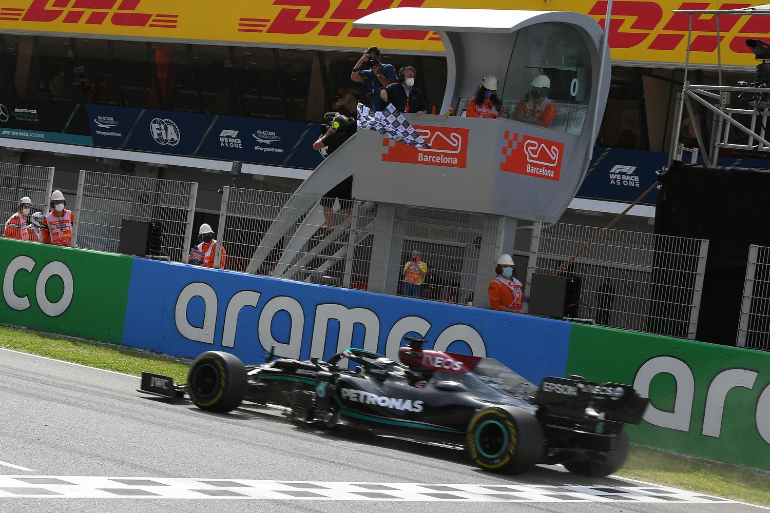 Lewis Hamilton taglia il traguardo al Gran Premio di Spagna