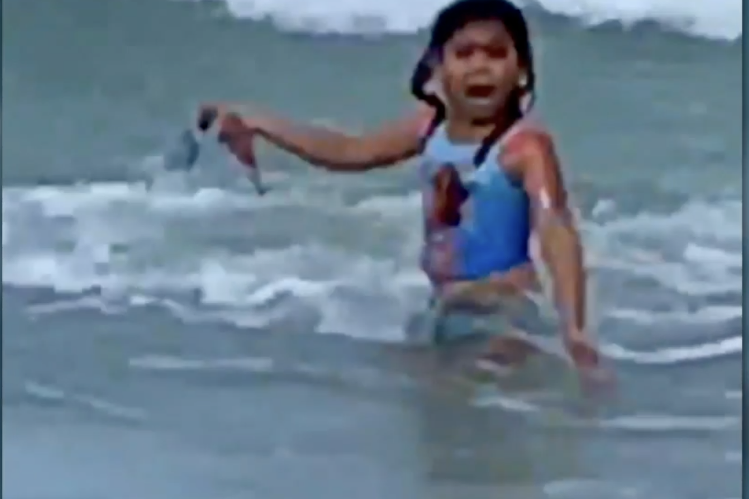 La bambina sfuggita all'attacco di uno squalo alle Hawaii