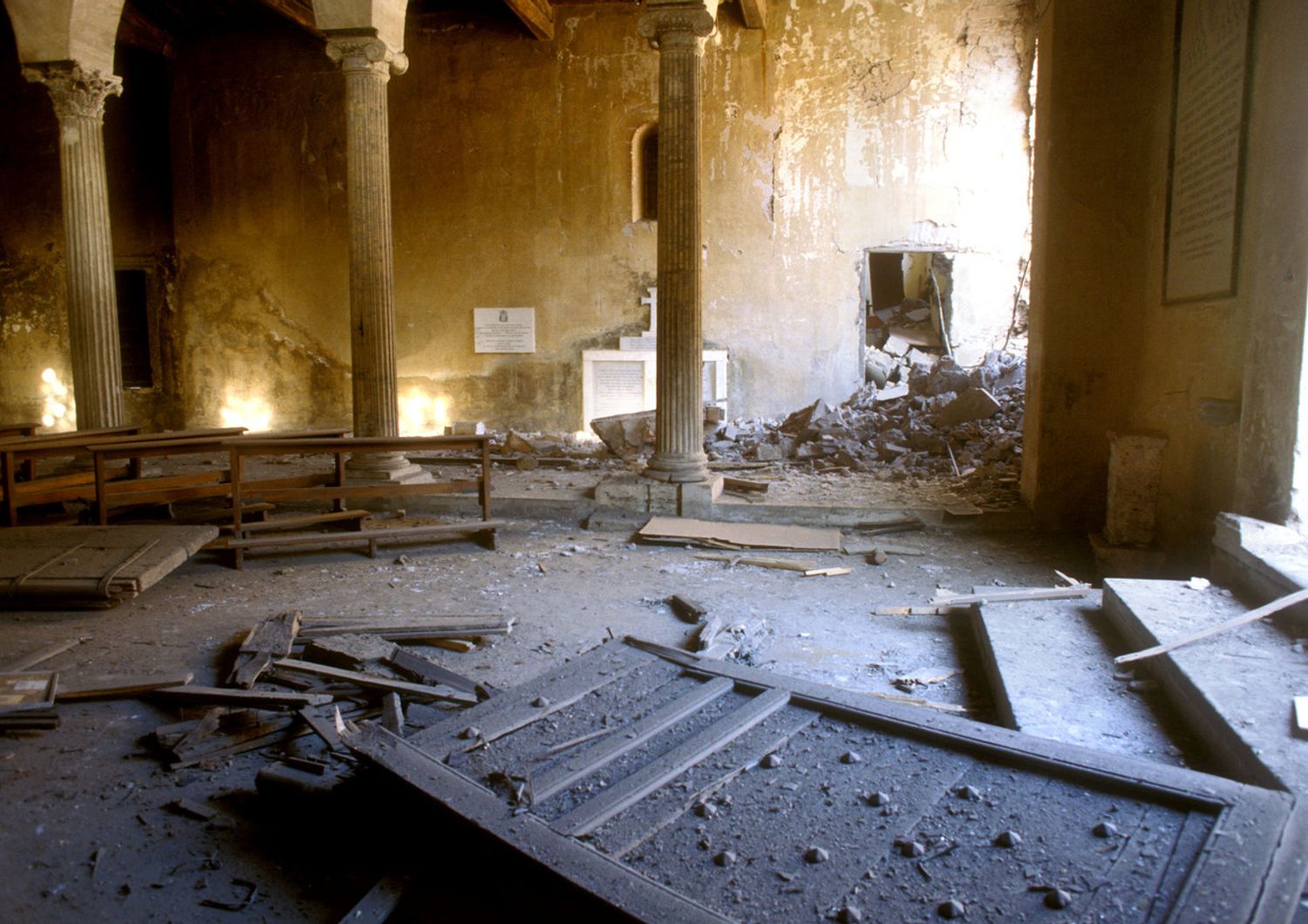 Il portone di San Giorgio al Velabro divelto dall'esplosione dell'autobomba nel luglio 1993
