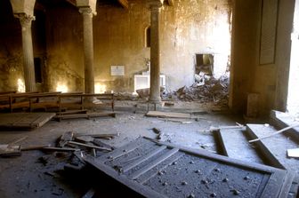 Il portone di San Giorgio al Velabro divelto dall'esplosione dell'autobomba nel luglio 1993