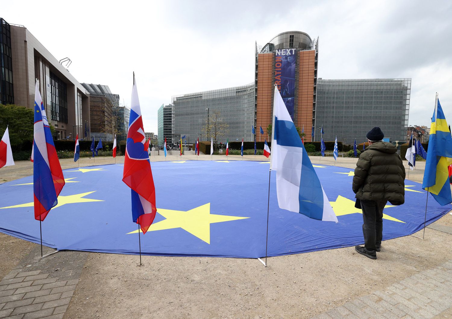 A piazza Shuman, a Bruxelles, le bandiere dei Paesi membri Ue e un gigantesco vessillo dell'Ue