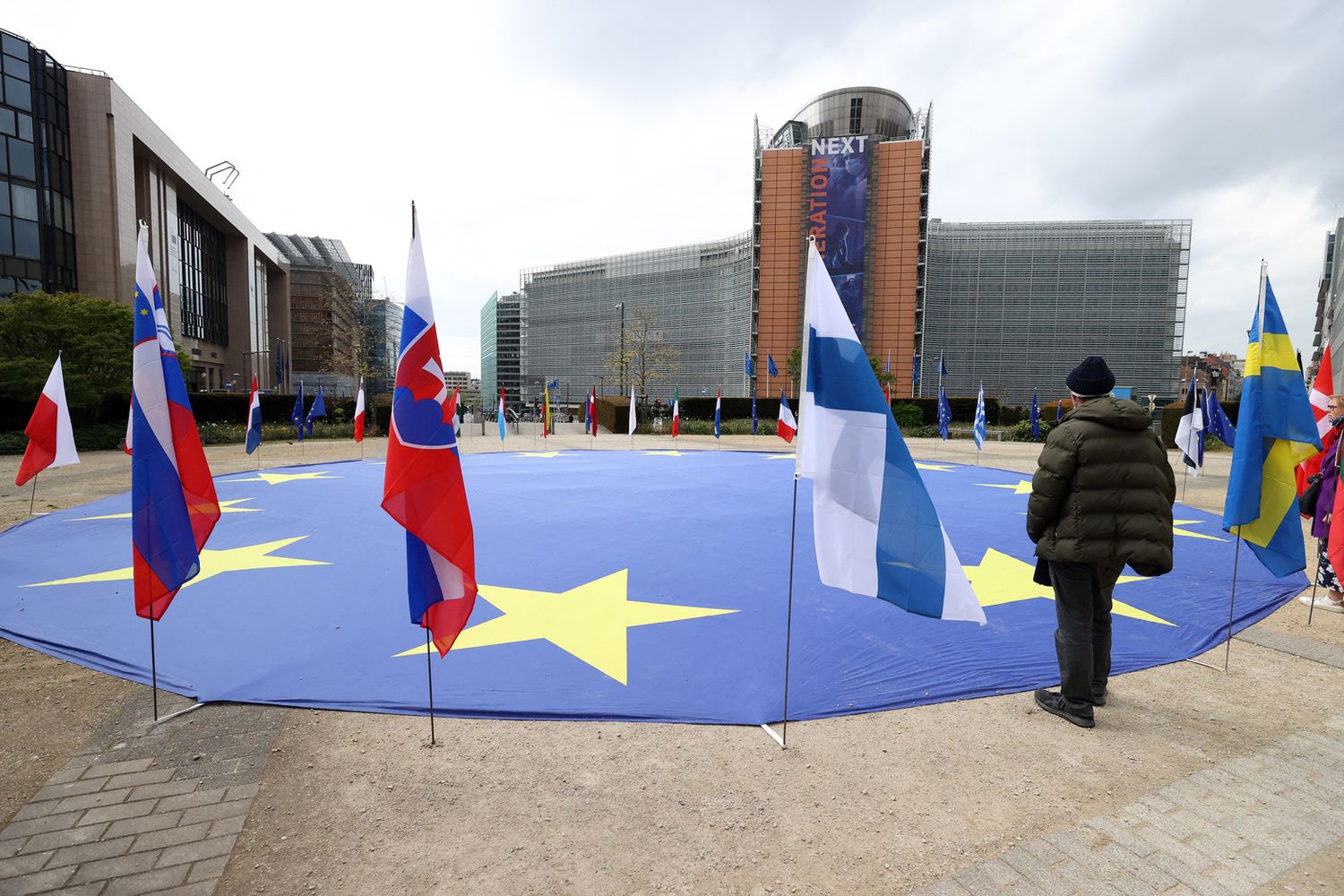 A piazza Shuman, a Bruxelles, le bandiere dei Paesi membri Ue e un gigantesco vessillo dell'Ue