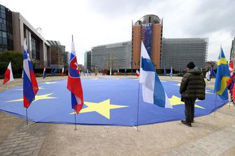 A piazza Shuman, a Bruxelles, le bandiere dei Paesi membri Ue e un gigantesco vessillo dell'Ue