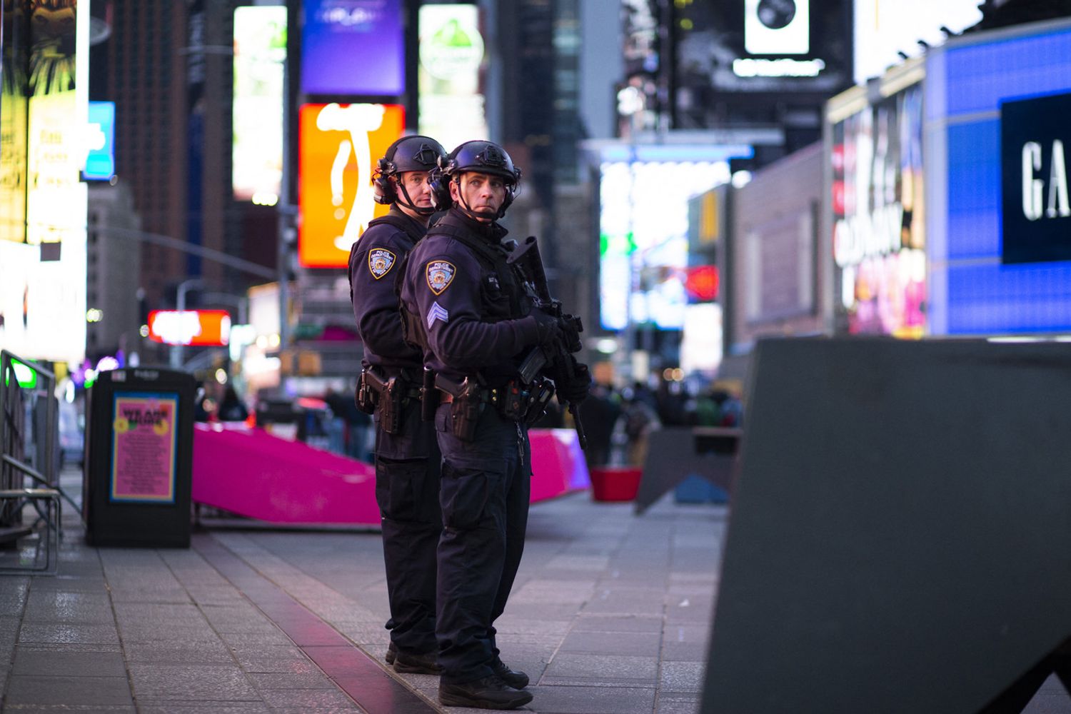 Agenti del dipartimento di polizia di New York a Times Square