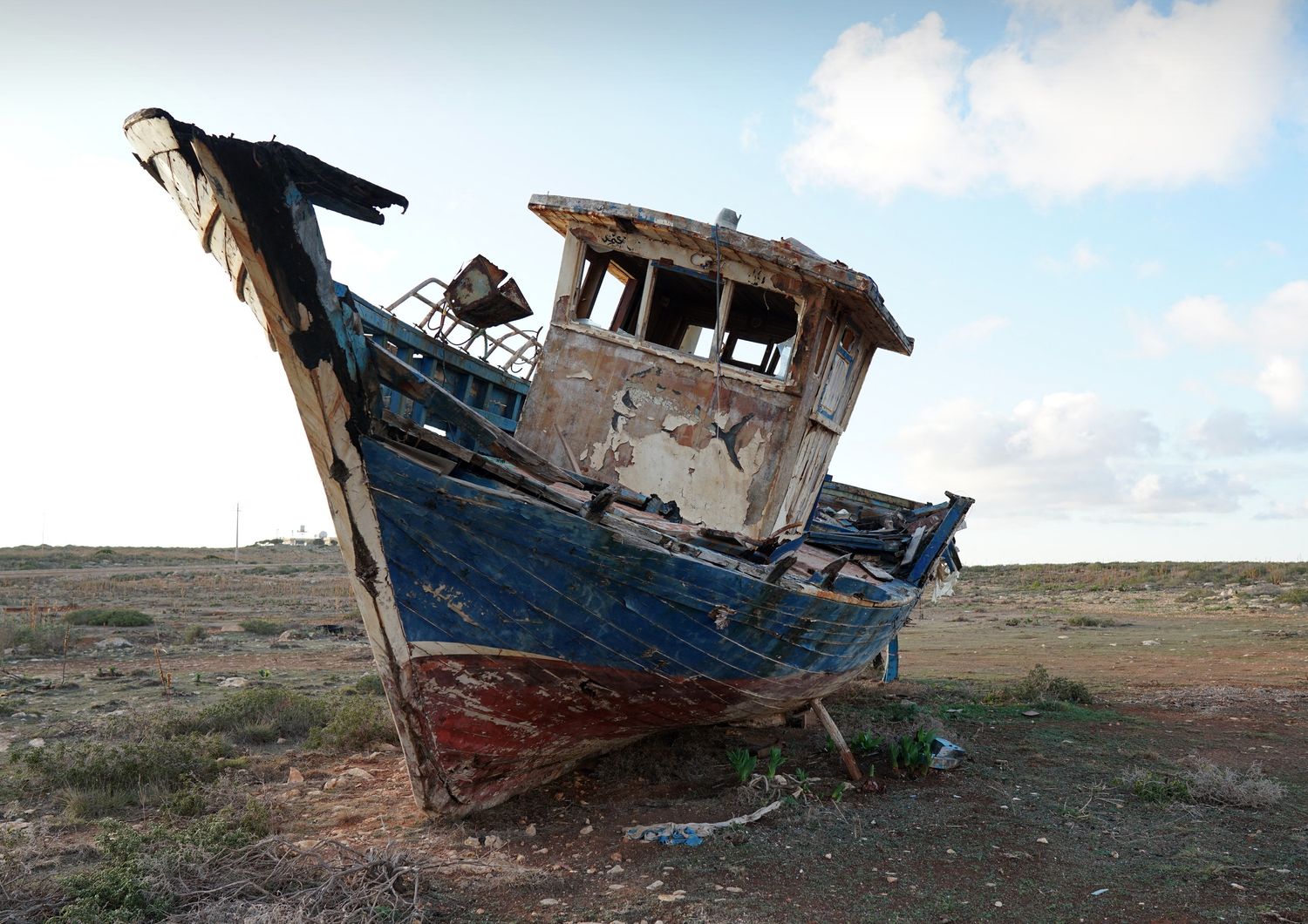 Una carretta del mare abbandonata a Lampedusa
