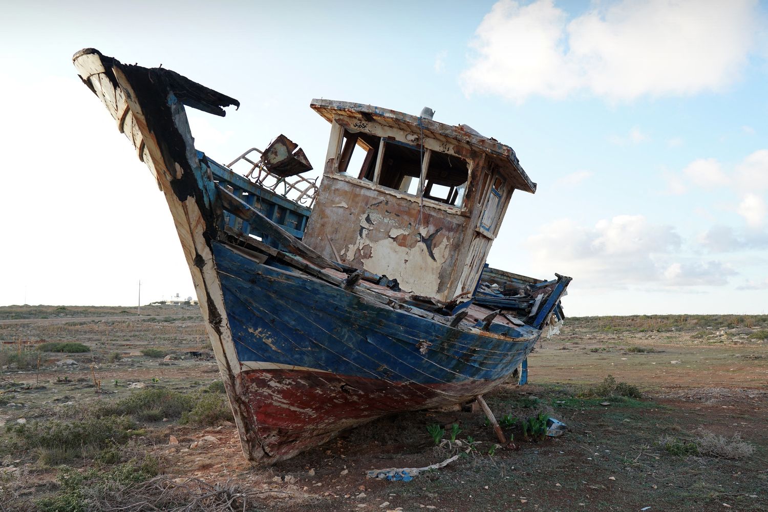 Una carretta del mare abbandonata a Lampedusa